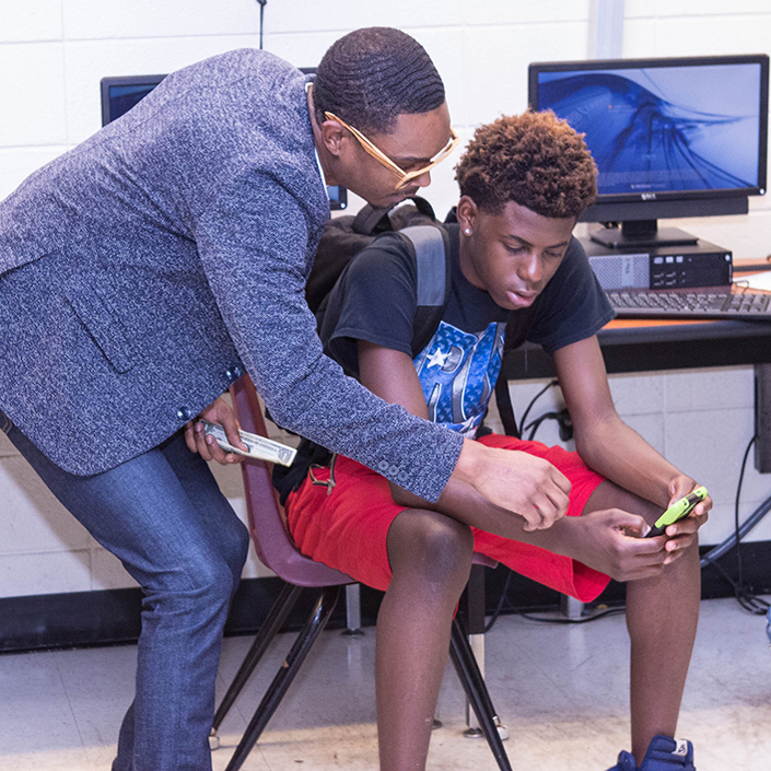 Eric Sloan, Jr. assisting students